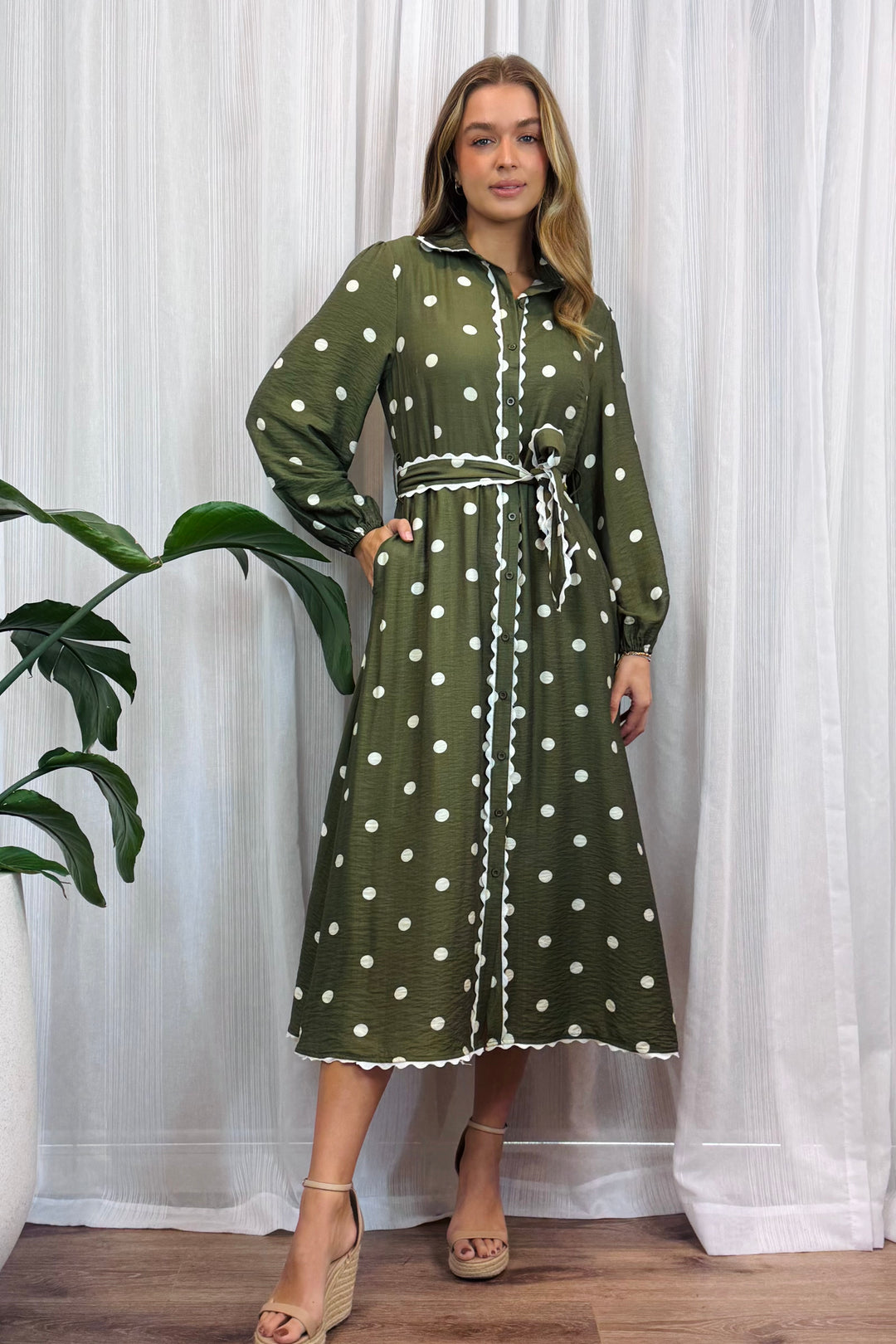 Shyla Long Sleeve Polka Dot Dress In Khaki