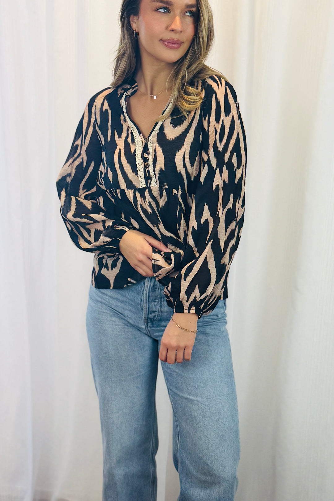 Delaney Top in Beige And Black Print