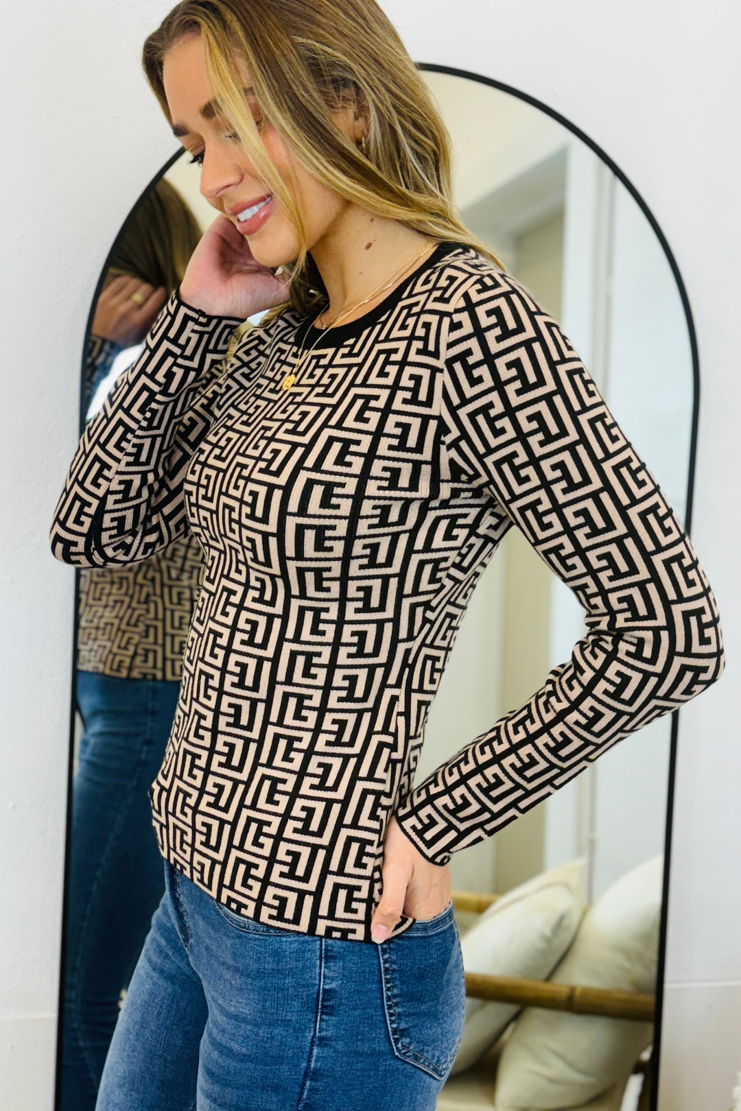 Farah Long Sleeve Abstract Print Knit Top in Black And Tan