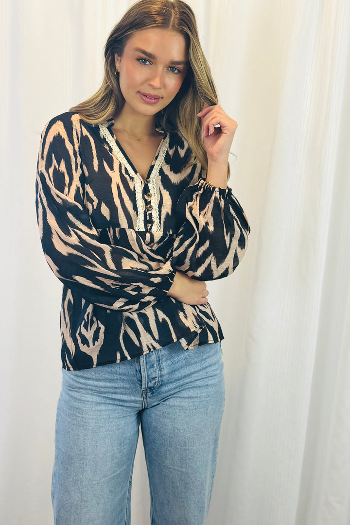 Delaney Top in Beige And Black Print