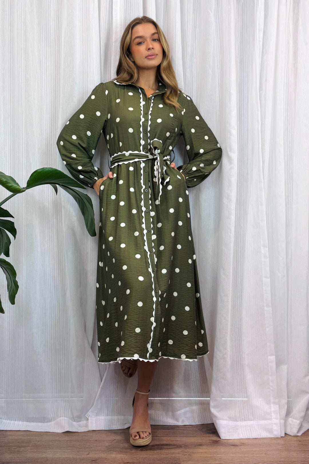 Shyla Long Sleeve Polka Dot Dress In Khaki