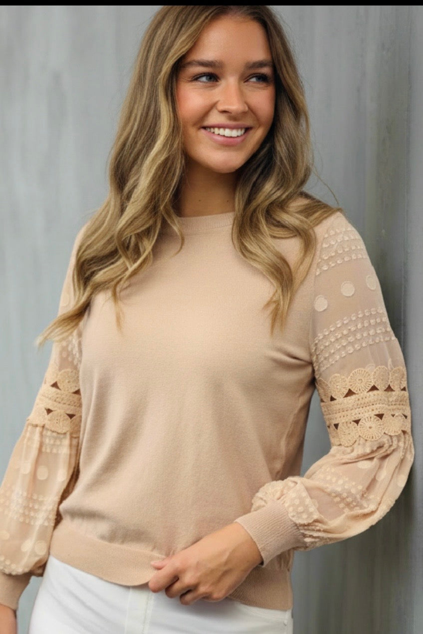 Molli Top With Lace Sleeve in Latte