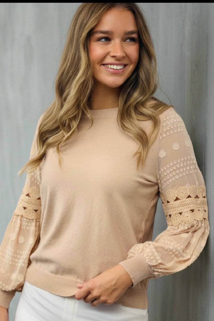 Molli Top With Lace Sleeve in Latte