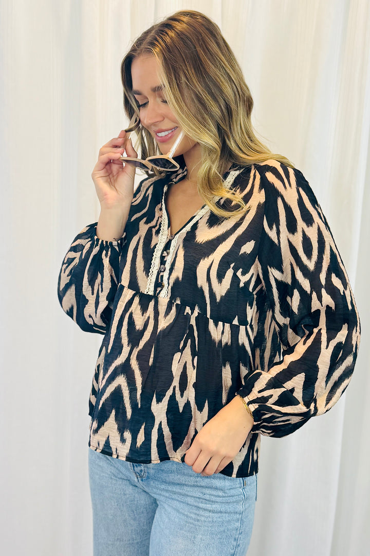 Delaney Top in Beige And Black Print