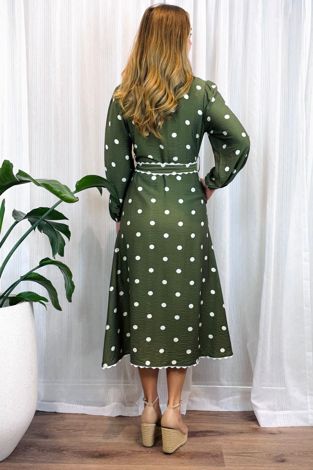Shyla Long Sleeve Polka Dot Dress In Khaki